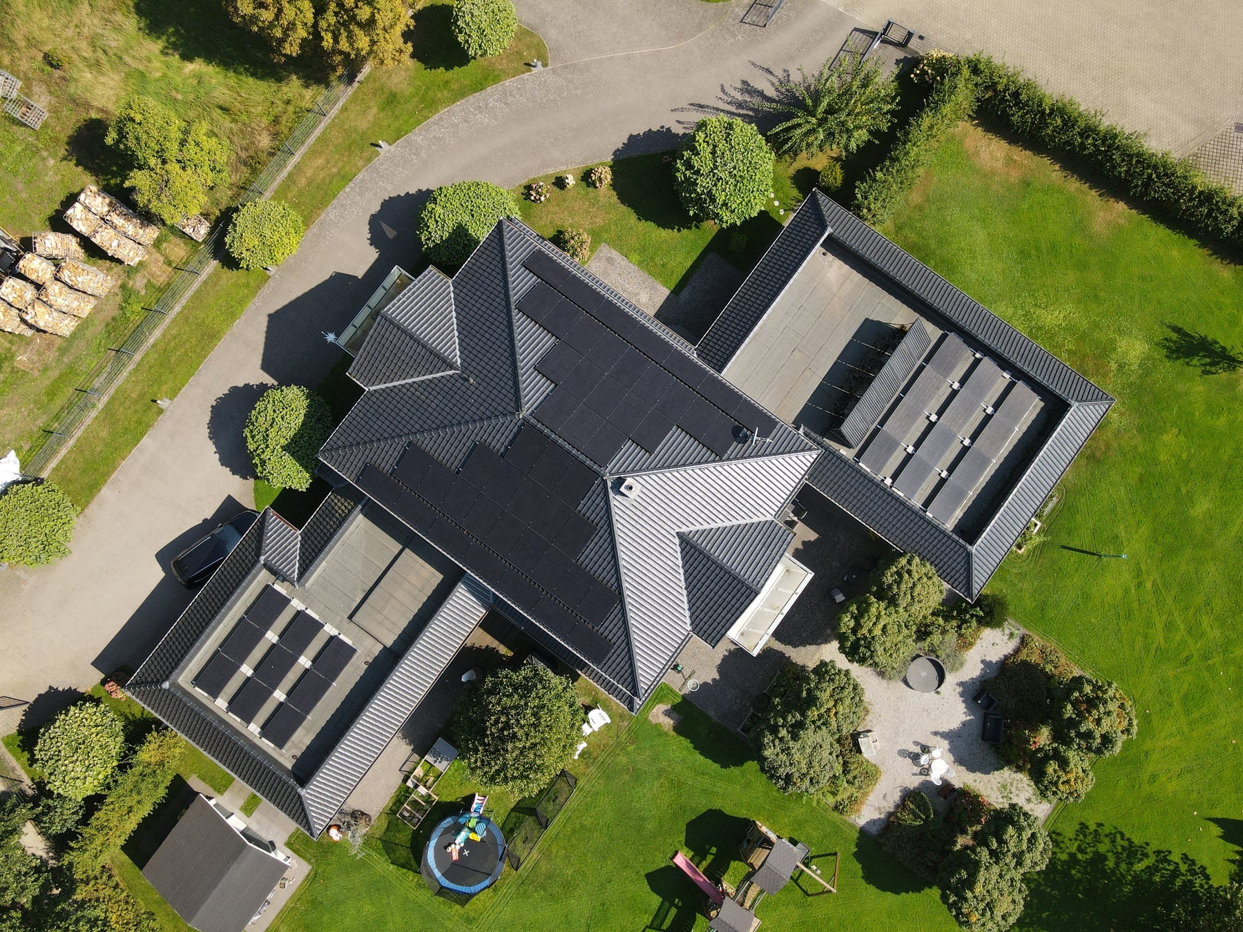 Bild einer Photovoltaikanlage auf einem Schrägdach und zwei angrenzenden Flachdächern - installiert von Autaris Energy