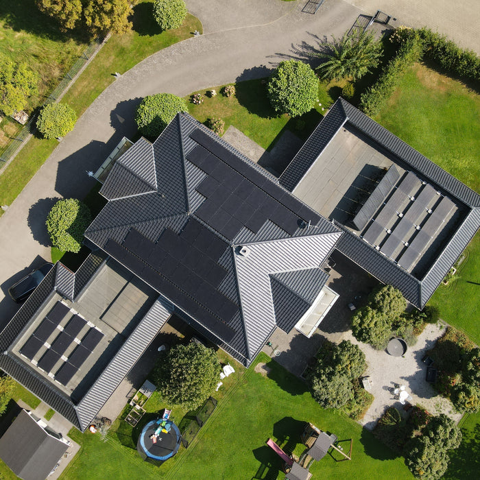 Bild einer Photovoltaikanlage auf einem Schrägdach und zwei angrenzenden Flachdächern - installiert von Autaris Energy