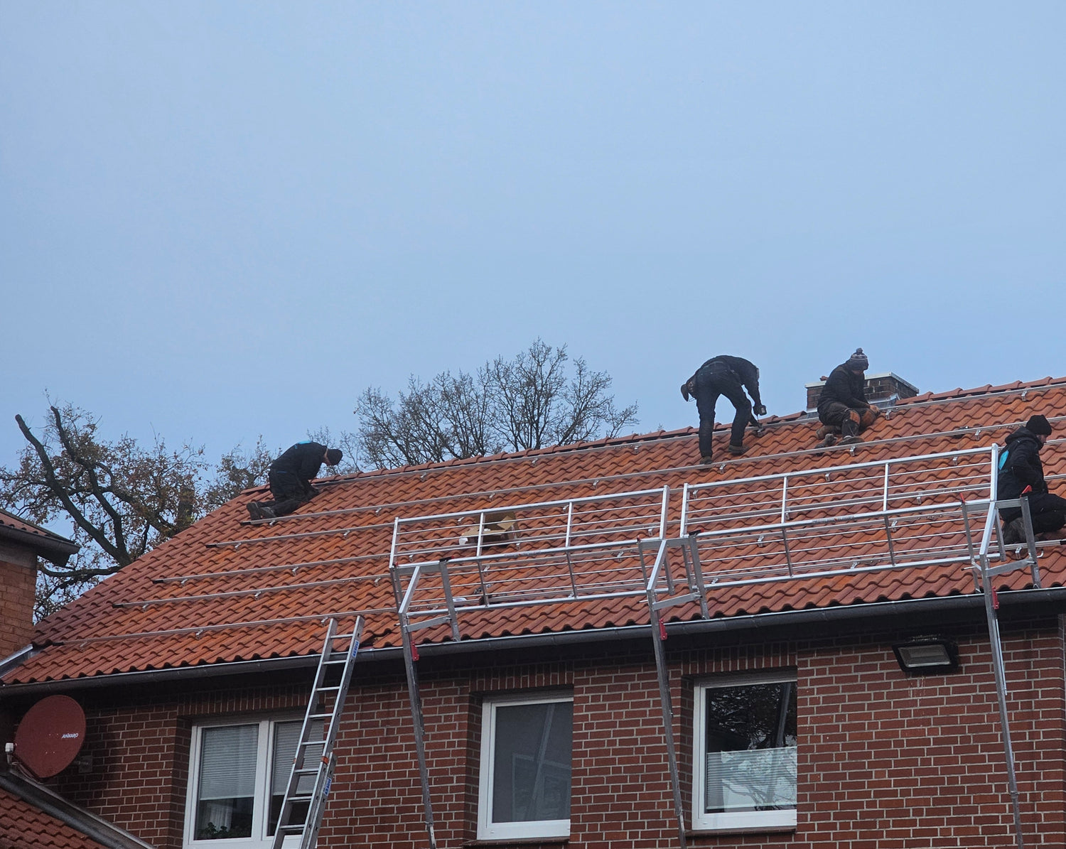 Dachmontage einer PV-Anlage mit Fallschutz