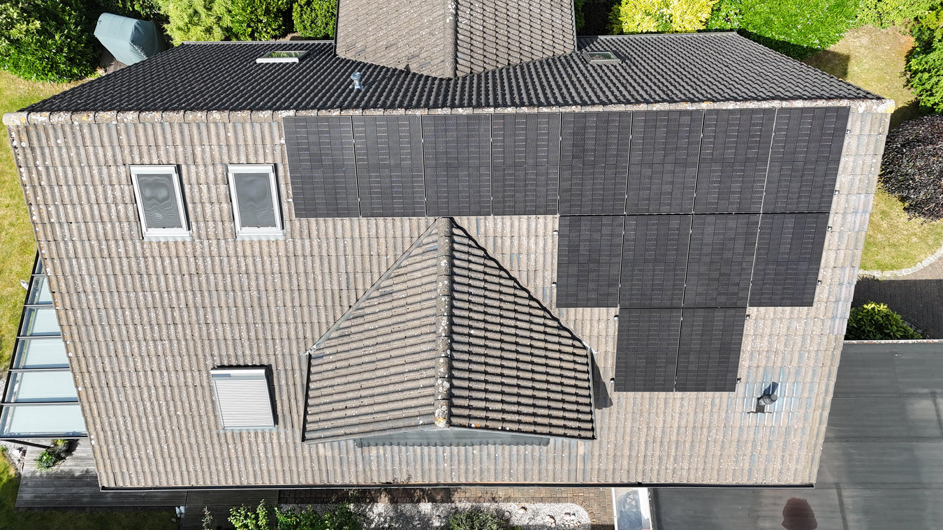 PV-Anlage mit modernen Fullblack-Modulen in Buxtehude bei Hamburg -installiert von Autaris Energy