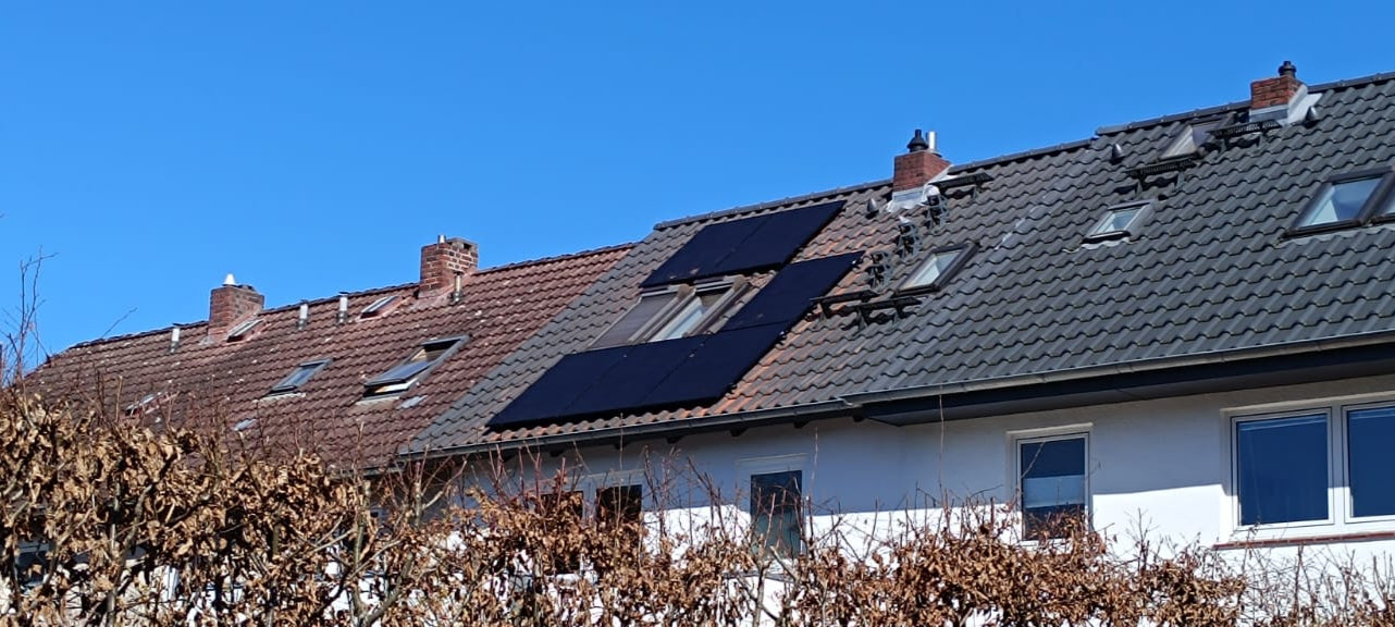 kleine aber effektive PV-Anlage auf einem Reihenmittelhaus in Hamburg - installiert von Autaris Energy