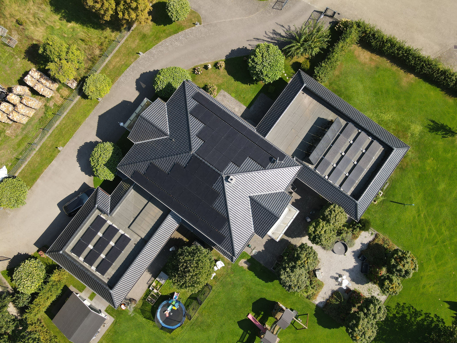 PV-Installation auf Satteldach und angrenzenden Flachdächern in Ahnsbeck (Niedersachsen) -Photovoltaik-Komplettanlage von Autaris Energy