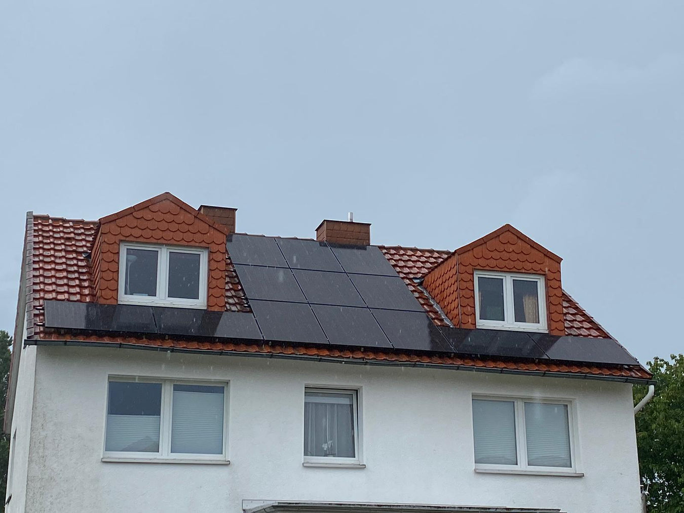 PV-Anlage mit Fullblack-Modulen auf einem Einfamilienhaus in Bovenden bei Göttingen, Niedersachsen - installiert von Autaris Energy