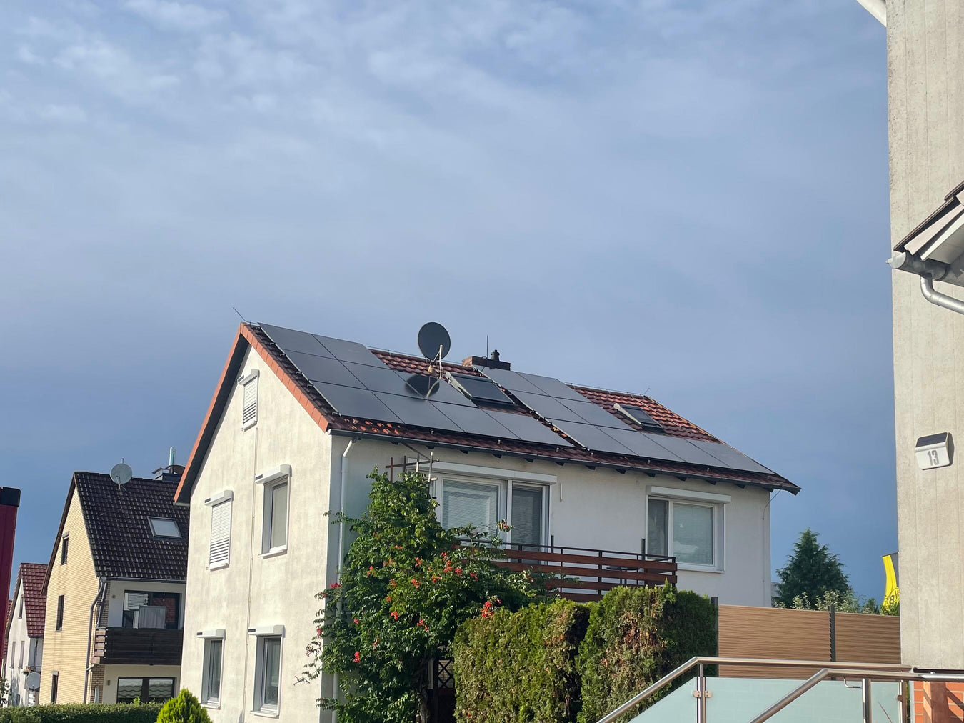 PV-Anlage auf dem Dach eines Mehrfamilienhauses in Rosdorf Nähe Göttingen - installiert von Autaris Energy