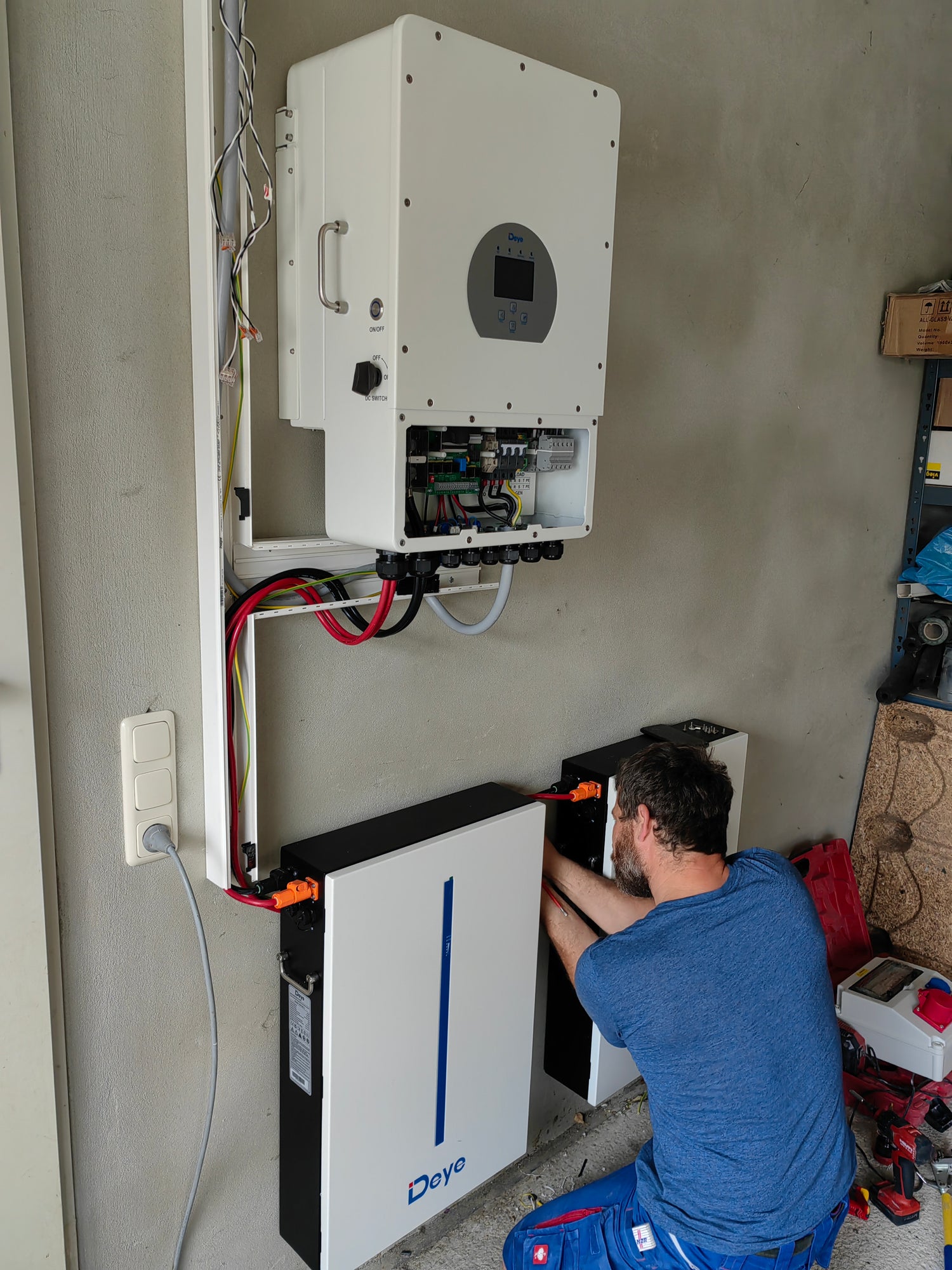 Elektroinstallation eines Deye-Wechselrichters und -Speichers