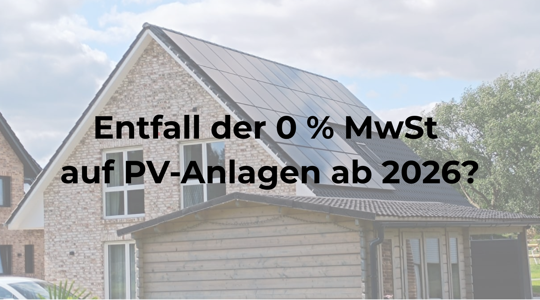 Bild einer PV-Anlage auf einem Einfamilienhaus mit der Aufschrift "Entfall der 0 % MwSt auf PV-Anlagen ab 2026?"