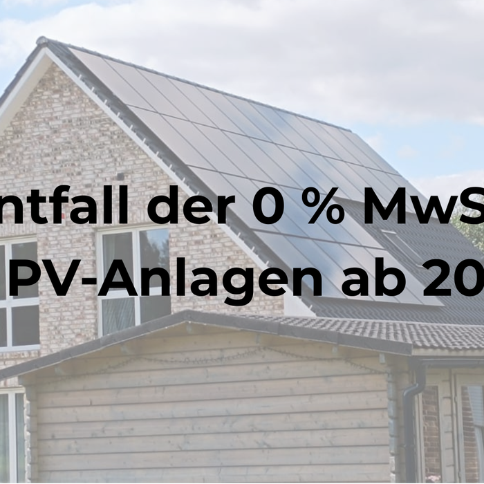 Bild einer PV-Anlage auf einem Einfamilienhaus mit der Aufschrift "Entfall der 0 % MwSt auf PV-Anlagen ab 2026?"