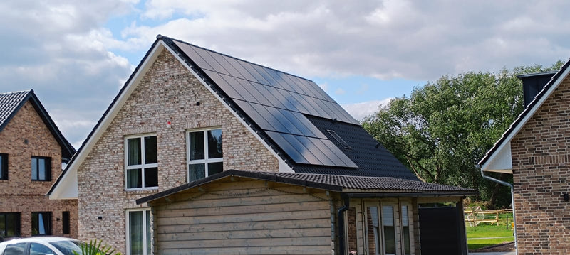 PV-Anlage auf einem Einfamilienhaus mit Fullblack Modulen in Hamburg - installiert von Autaris Energy