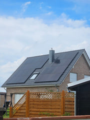 Photovoltaikanlage mit Fullblack-Modulen auf einem Einfamilienhaus in Ahnsbeck bei Celle - installiert von Autaris Energy