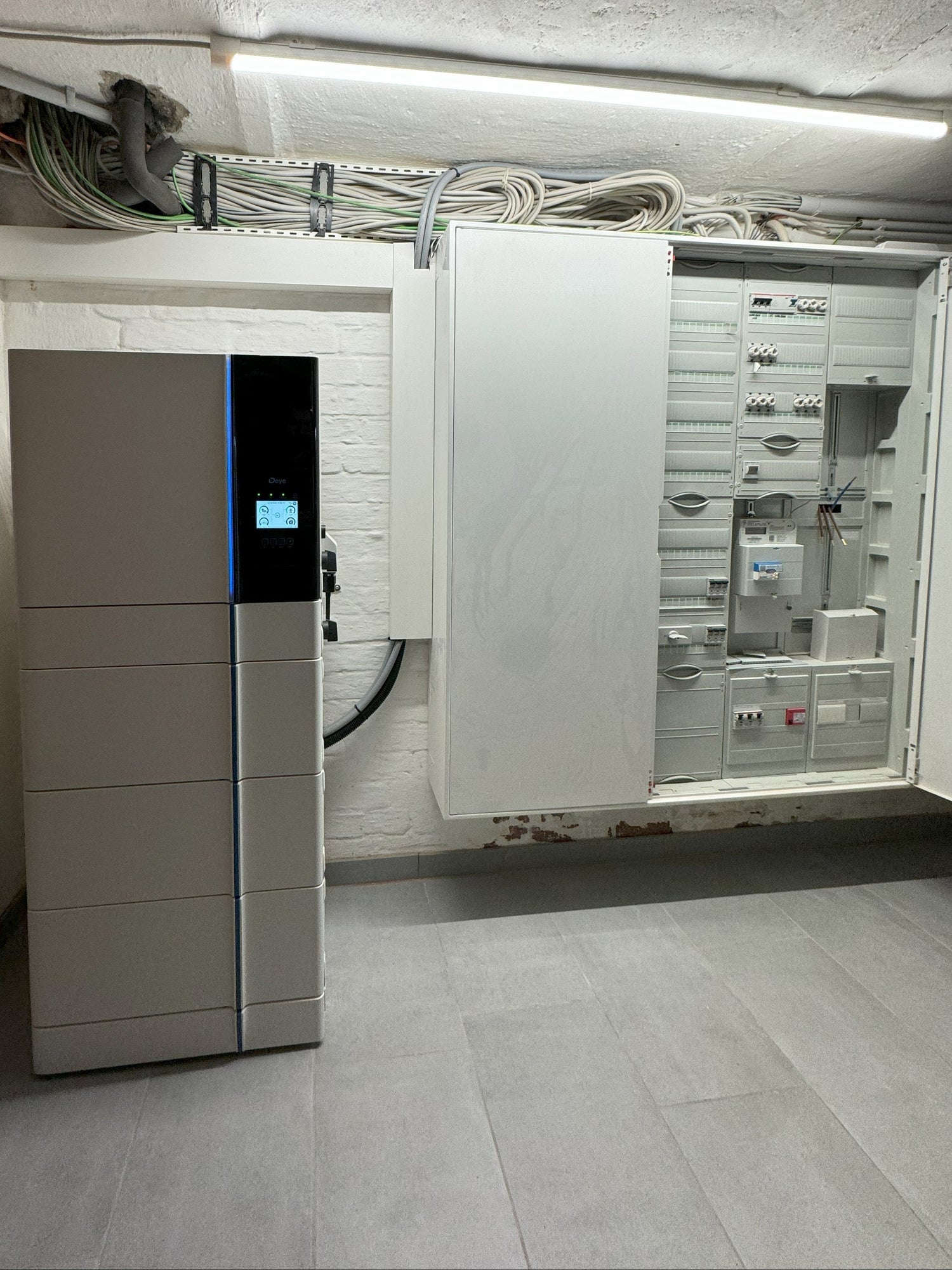 Deye GB-SL All-in-One Hybrid-Wechselrichter mit 12,27kWh Speicherkapazität - installiert in Hannover von Autaris Energy