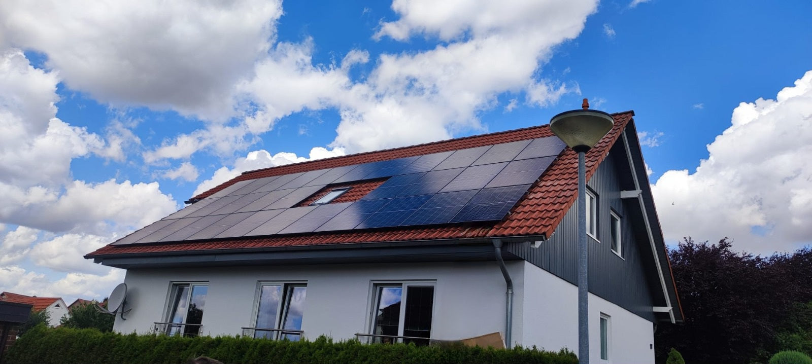 Bild einer Photovoltaikanlage auf einem Satteldach- installiert von Autaris Energy