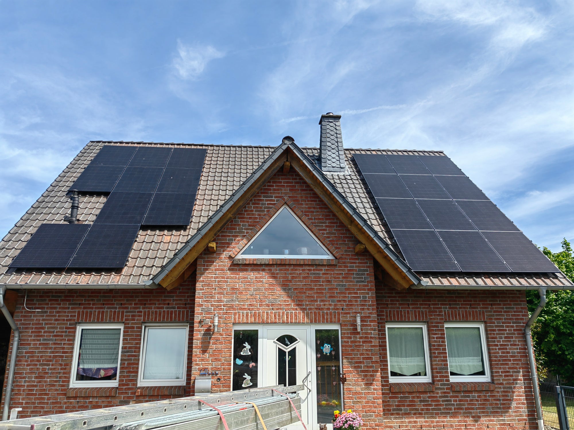Bild einer PV-Anlage mit Modulen in einer Fullblack-Optik - installiert von Autaris Energy