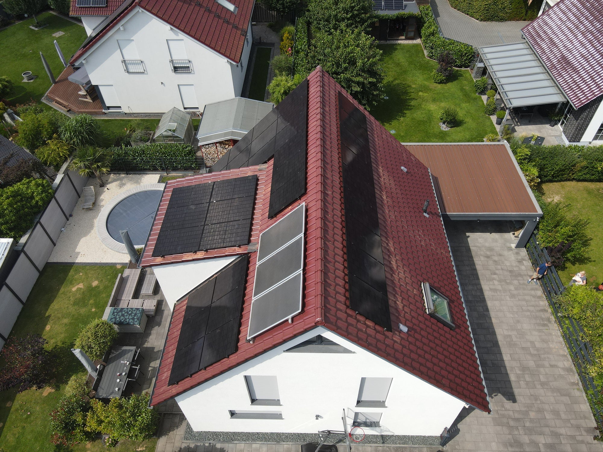 Bild einer modernen PV-Anlage mit Fullblack-Modulen - installiert von Autaris Energy