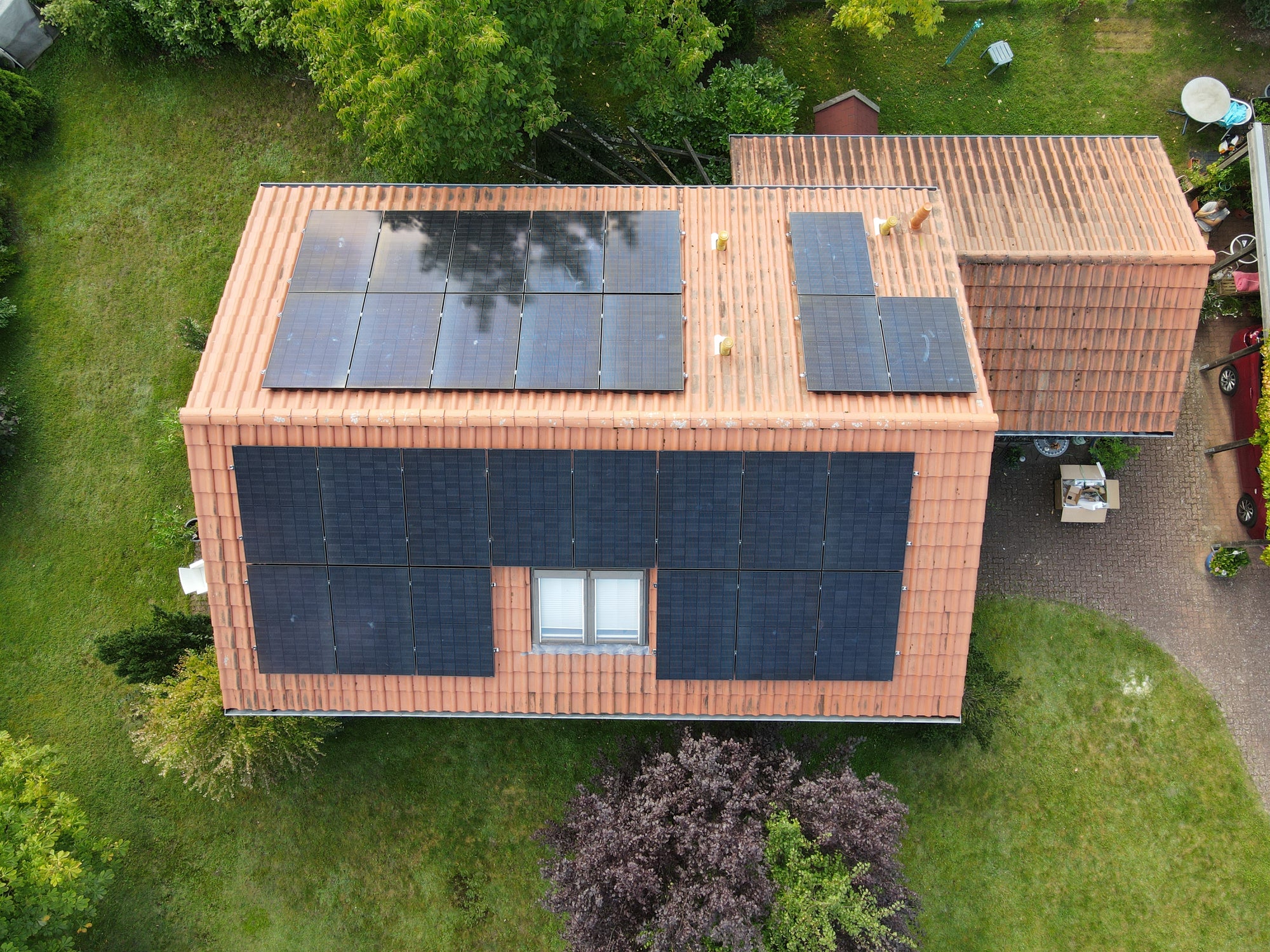 Bild einer PV-Anlage auf einem Satteldach - installiert von Autaris Energy